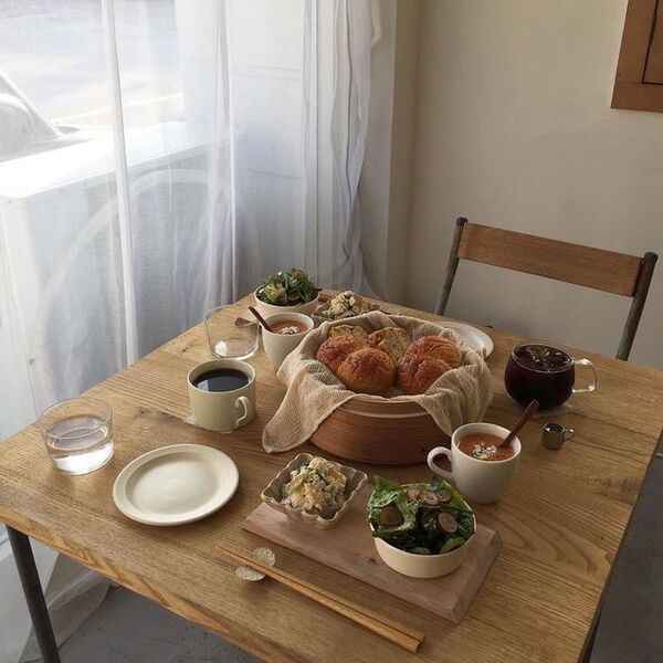 Lugn morgonmiljö med enkel frukost och mjukt dagsljus